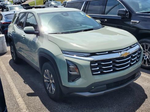 Used 2025 Chevrolet Equinox LT FWD image 2