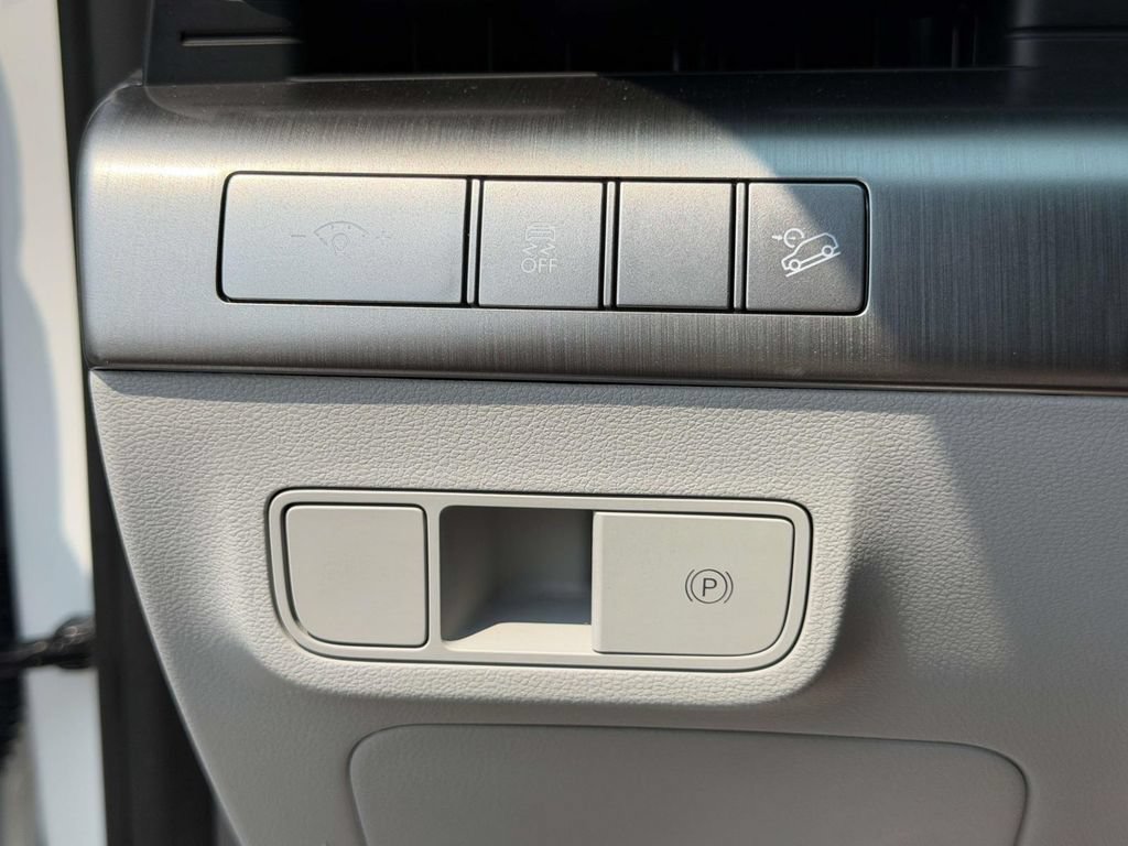 Certified 2025 Hyundai Kona SEL AWD/4WD image 21