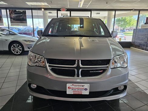 Used 2019 Dodge Grand Caravan SXT image 3