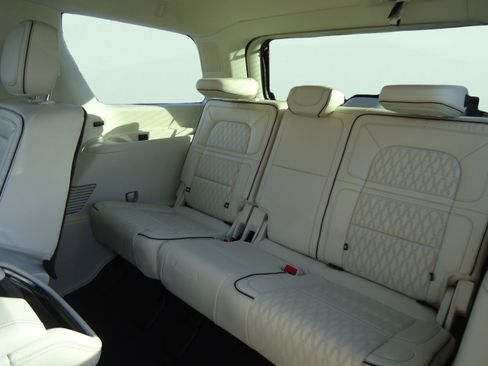 Used 2020 Lincoln Navigator Black Label w/ Cargo Convenience Package AWD/4WD image 35