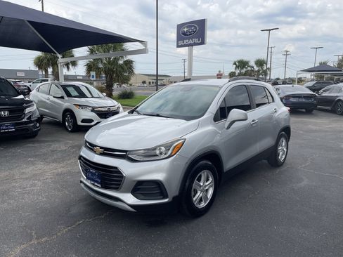 Used 2018 Chevrolet Trax LT w/ LT Convenience Package FWD image 3