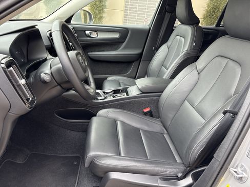 Used 2025 Volvo XC40 B5 Plus image 16