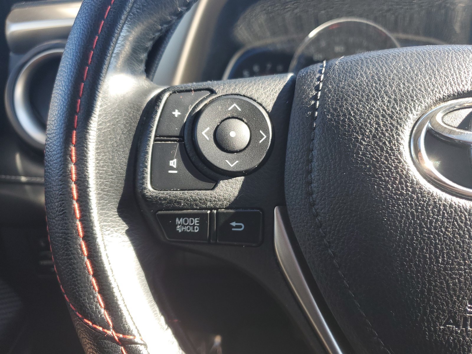 Used 2014 Toyota RAV4 Limited w/ Technology Package AWD/4WD image 23