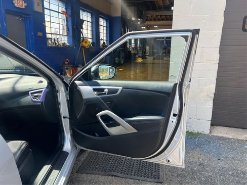 Used 2015 Hyundai Veloster w/ Option Group 03 image 21