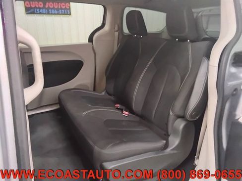 Used 2020 Chrysler Voyager L FWD image 13