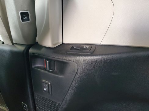 Used 2023 Chrysler Pacifica Touring-L w/ Uconnect Theater Family Group FWD image 14