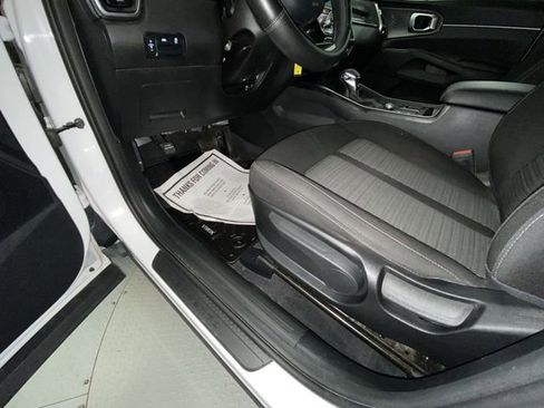 Used 2023 Kia Sorento LX image 12