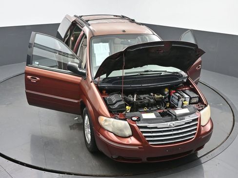 Used 2007 Chrysler Town & Country Touring w/ Luxury Group image 59