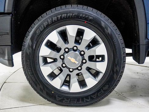 Used 2022 Chevrolet Silverado 2500 Custom w/ Custom Value Package AWD/4WD image 14
