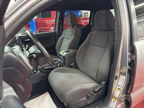 Used 2017 Toyota Tacoma TRD Off-Road image 3