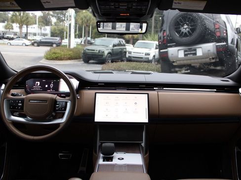 Used 2024 Land Rover Range Rover Long Wheelbase Autobiography image 30