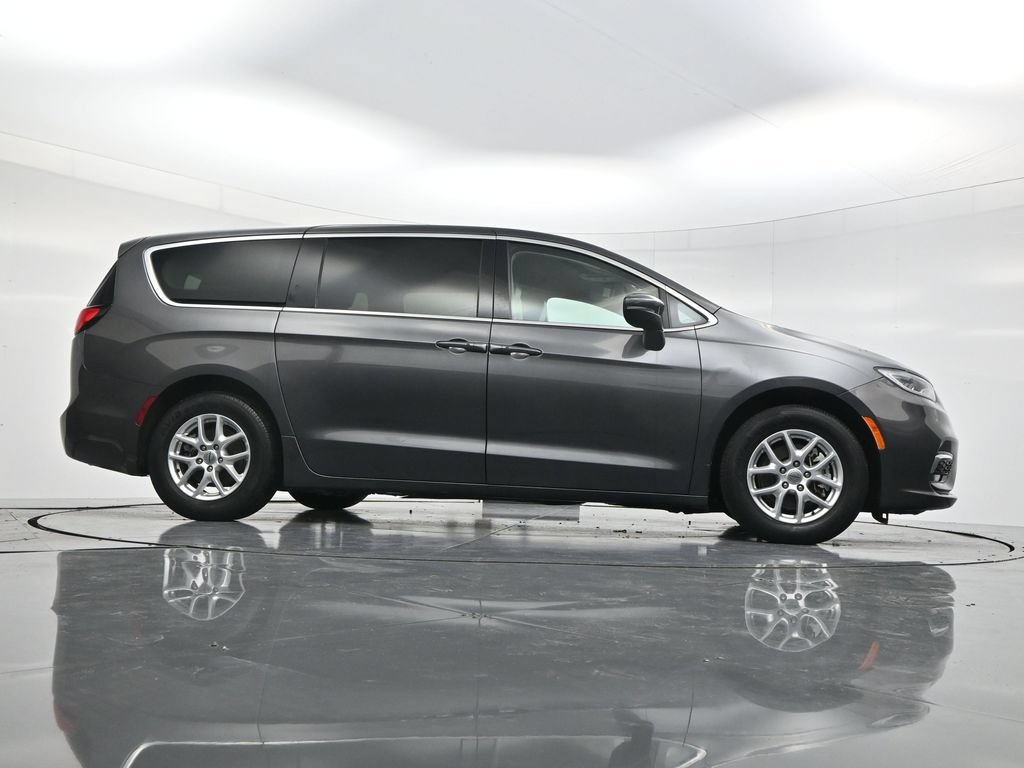 Used 2023 Chrysler Pacifica Touring-L FWD image 43
