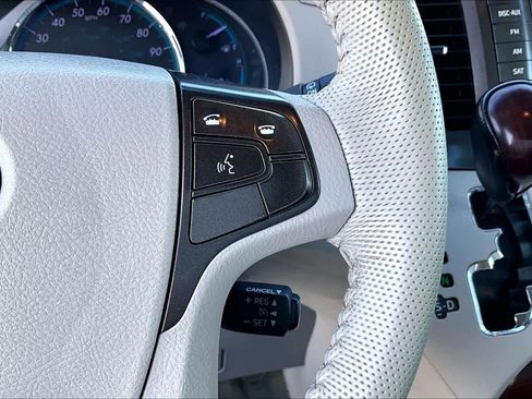 Used 2014 Toyota Sienna XLE image 22