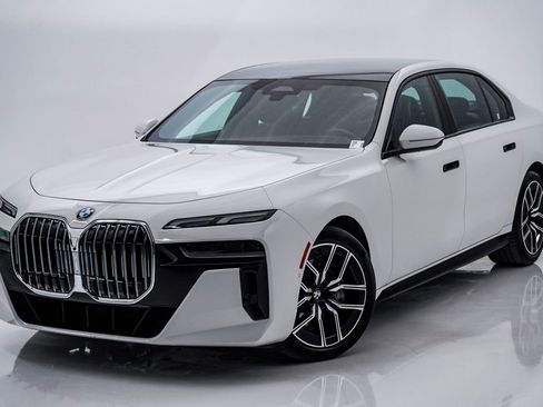 Used 2025 BMW 740i xDrive image 3