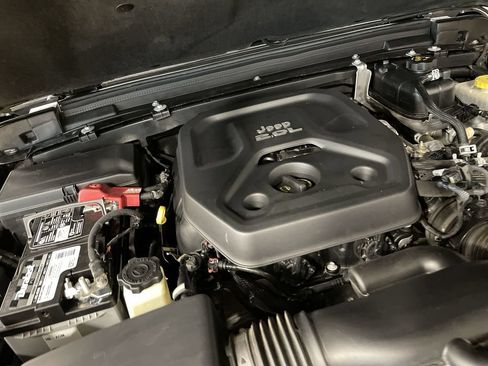 Used 2018 Jeep Wrangler Unlimited Sahara AWD/4WD image 27