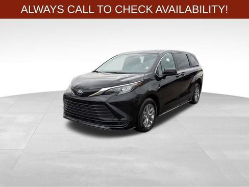 Used 2025 Toyota Sienna LE FWD image 3