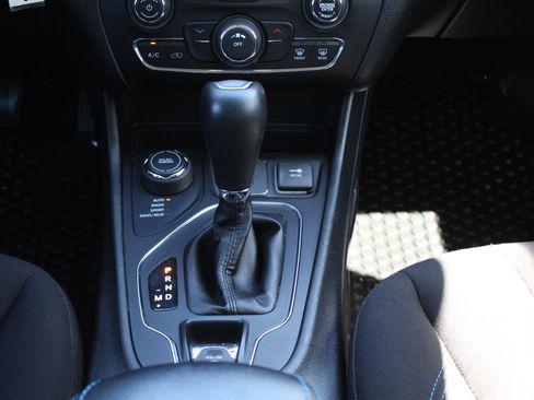 Used 2019 Jeep Cherokee Sport AWD/4WD image 28