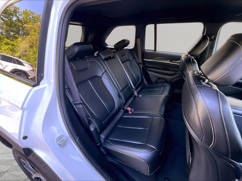 Used 2025 Jeep Grand Cherokee Limited AWD/4WD image 18