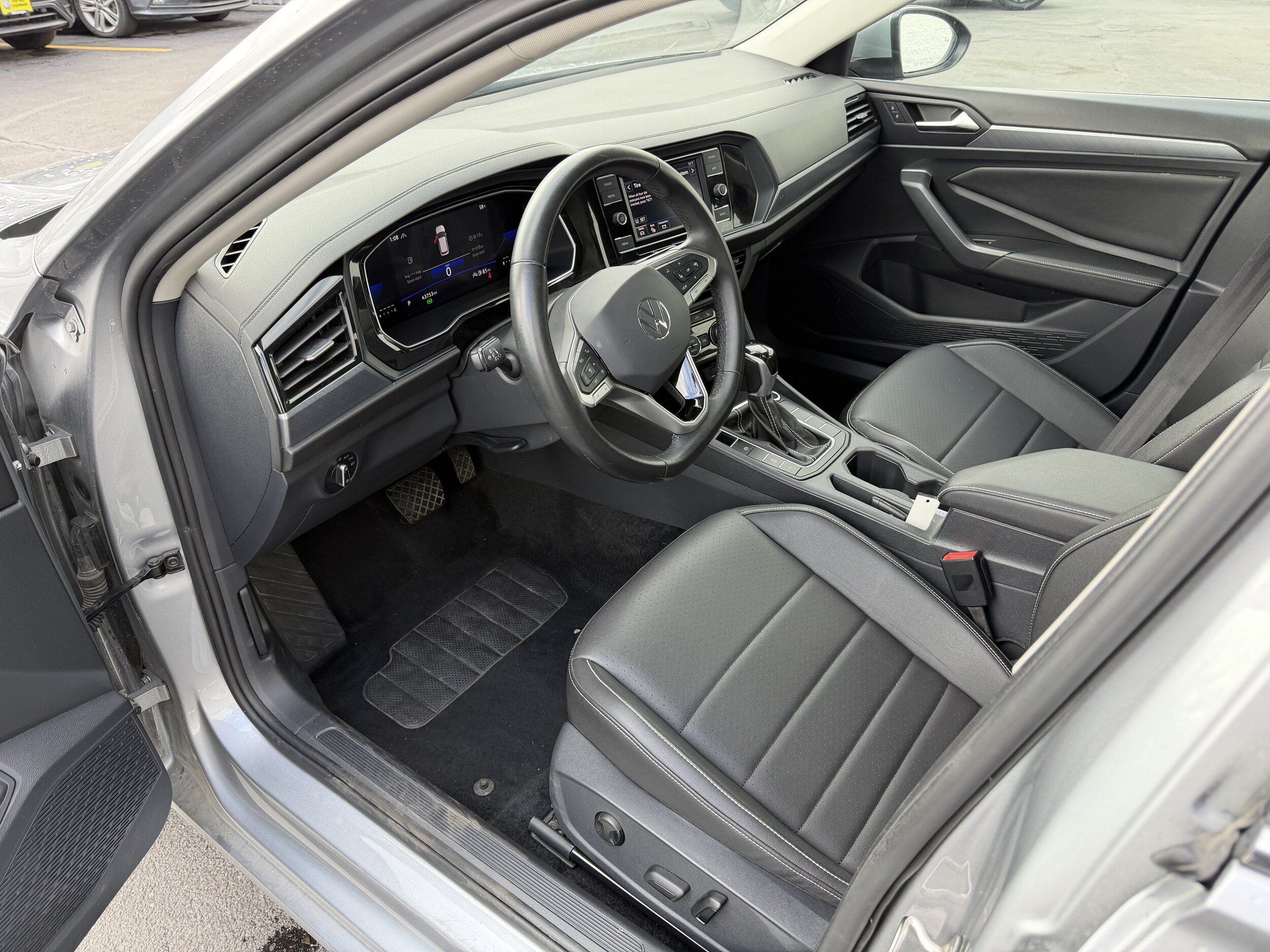 Used 2024 Volkswagen Jetta SE FWD image 9
