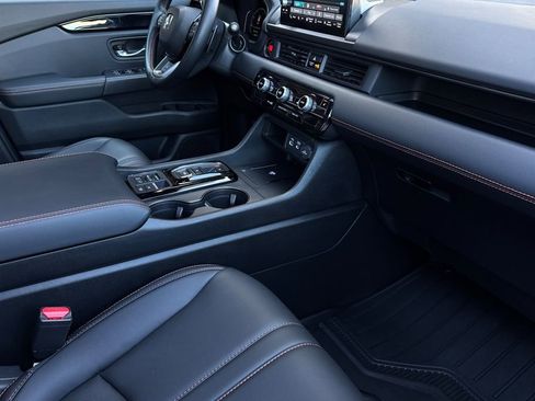 Used 2025 Honda Pilot TrailSport image 19