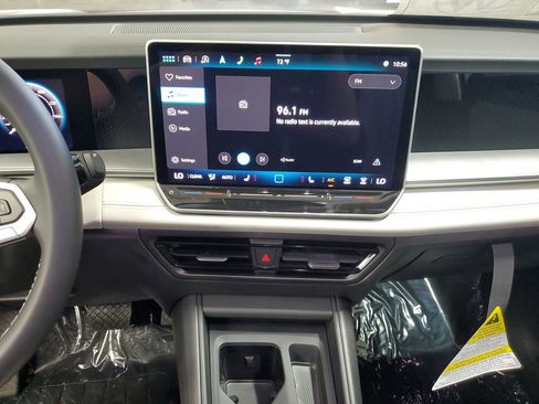 New 2025 Volkswagen Tiguan SE image 9