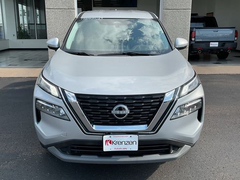 Used 2022 Nissan Rogue SV image 2