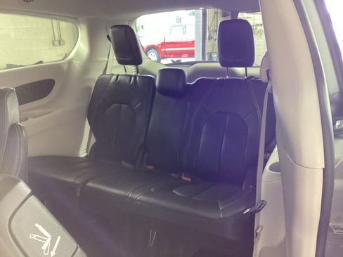 Used 2023 Chrysler Pacifica Touring-L FWD image 13