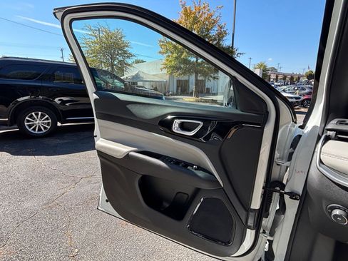 Used 2025 Jeep Compass Limited image 20