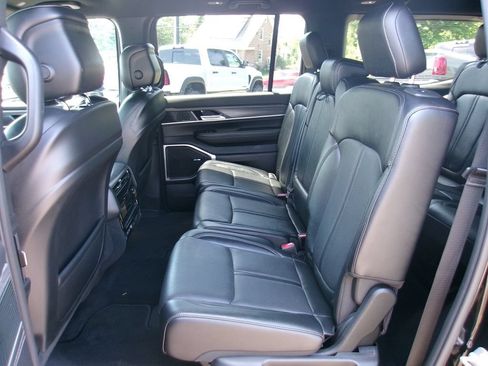 Certified 2024 Jeep Wagoneer Series II w/ Flexible Seating Group AWD/4WD image 10