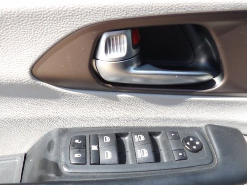 Used 2020 Chrysler Voyager Lxi FWD image 14