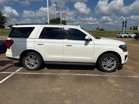 Used 2024 Ford Expedition XLT RWD image 4