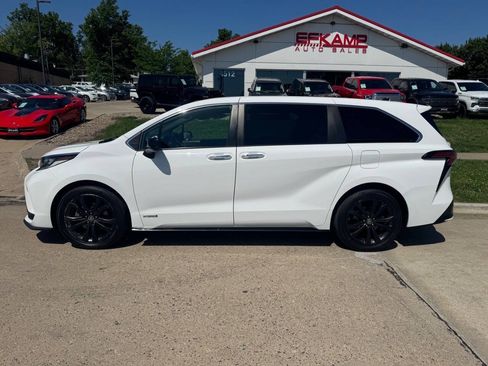 Used 2021 Toyota Sienna XSE FWD image 2