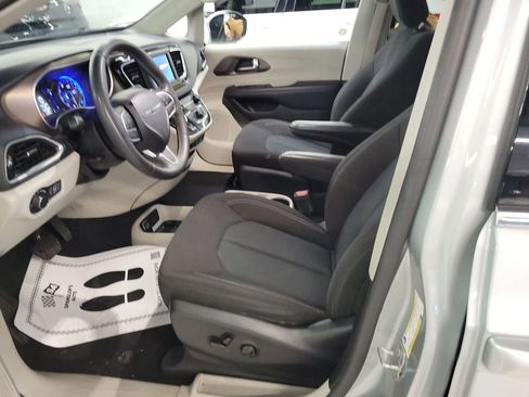 Used 2023 Chrysler Voyager LX image 2
