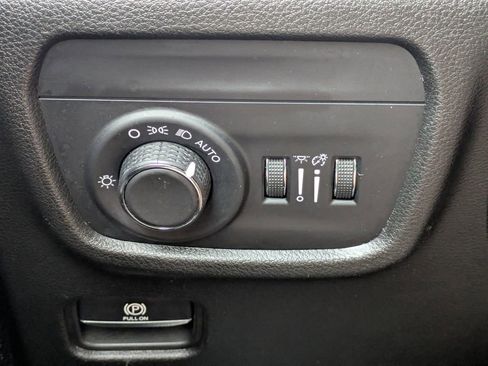 Used 2023 Jeep Grand Cherokee Laredo image 23