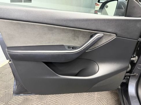 Used 2021 Tesla Model Y Long Range AWD/4WD image 33