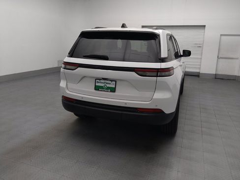 Used 2023 Jeep Grand Cherokee Altitude RWD image 7