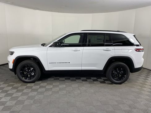 New 2025 Jeep Grand Cherokee Altitude image 10