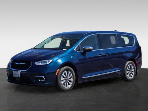 Used 2023 Chrysler Pacifica Limited FWD image 6