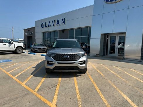 Used 2023 Ford Explorer XLT w/ Equipment Group 202A AWD/4WD image 2