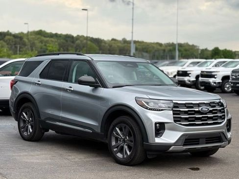 Used 2025 Ford Explorer Active w/ Active Comfort Package AWD/4WD image 39