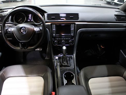 Used 2018 Volkswagen Passat 3.6 image 40