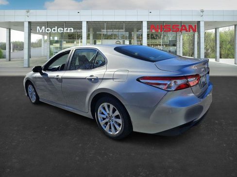 Used 2018 Toyota Camry LE image 5