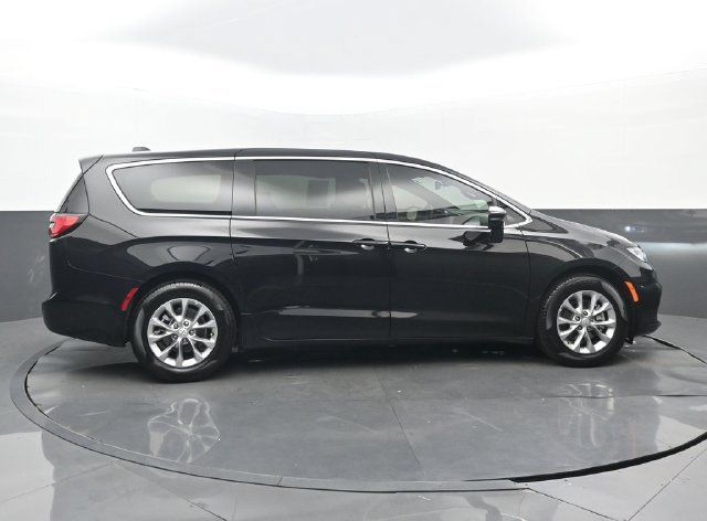 Used 2026 Chrysler Pacifica Limited FWD image 2