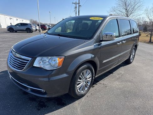 Used 2016 Chrysler Town & Country Touring-L w/ Driver Convenience Group image 3