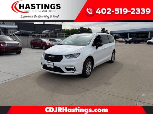 New 2026 Chrysler Pacifica Select AWD/4WD image 1