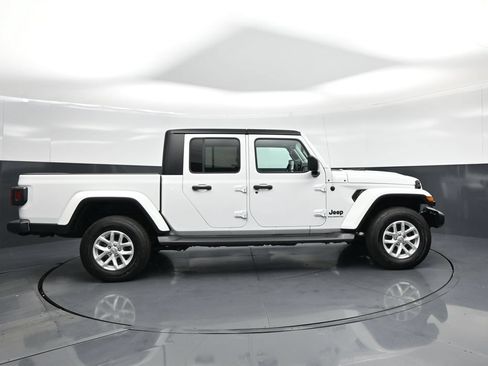 Used 2023 Jeep Gladiator Sport AWD/4WD image 18