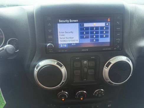 Used 2015 Jeep Wrangler Unlimited Rubicon AWD/4WD image 13