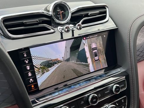 Certified 2023 Bentley Bentayga Extended Wheelbase AWD/4WD image 31