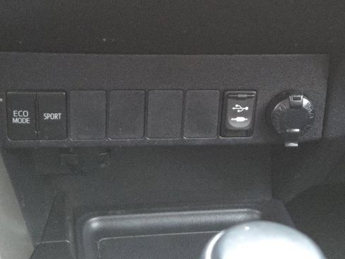 Used 2014 Toyota RAV4 LE image 5