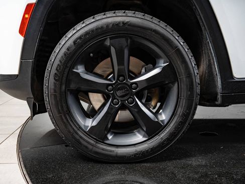 Used 2023 Jeep Grand Cherokee L Laredo AWD/4WD image 13
